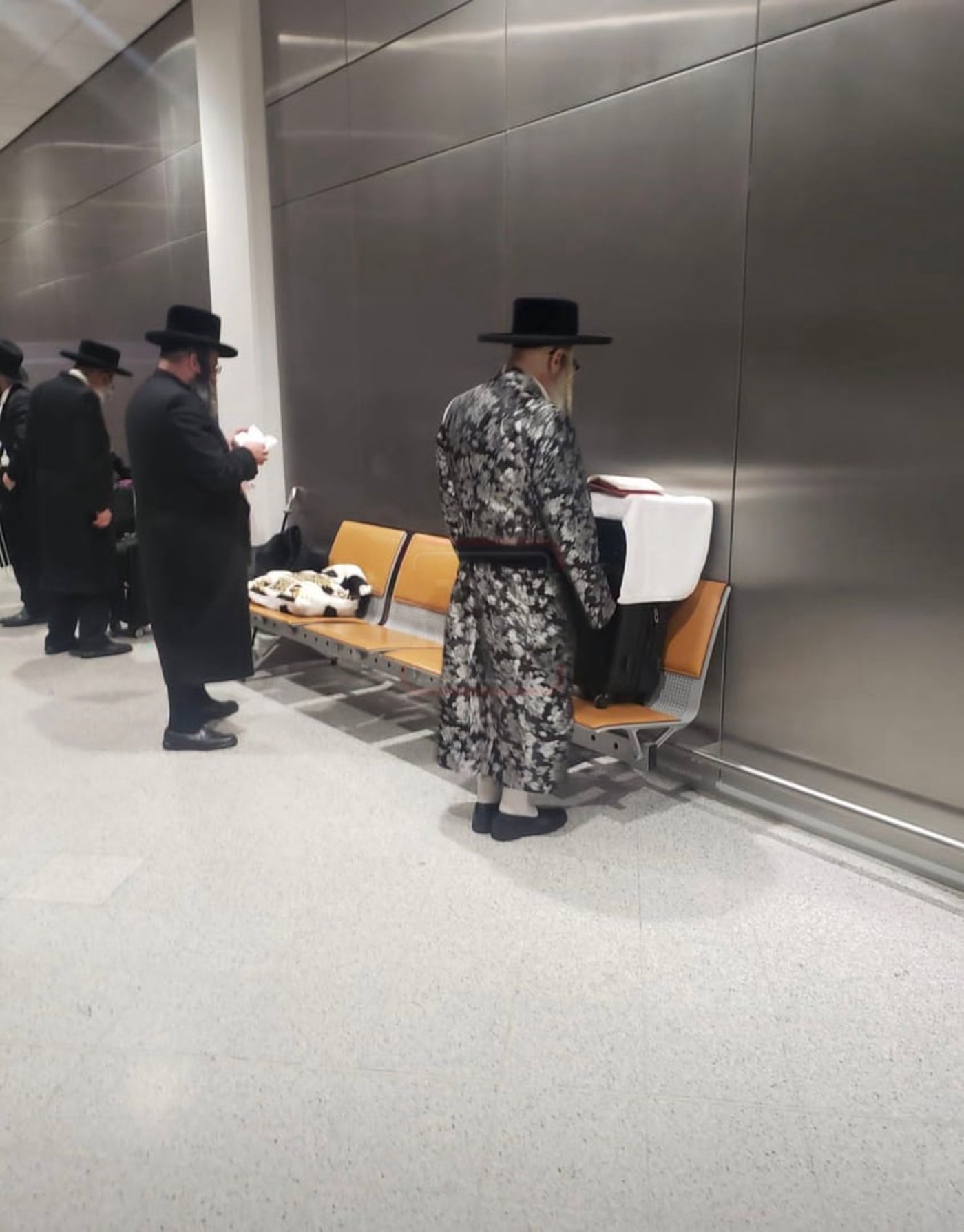 האדמו"ר מסאטמר בתפילת מנחה בשדה התעופה