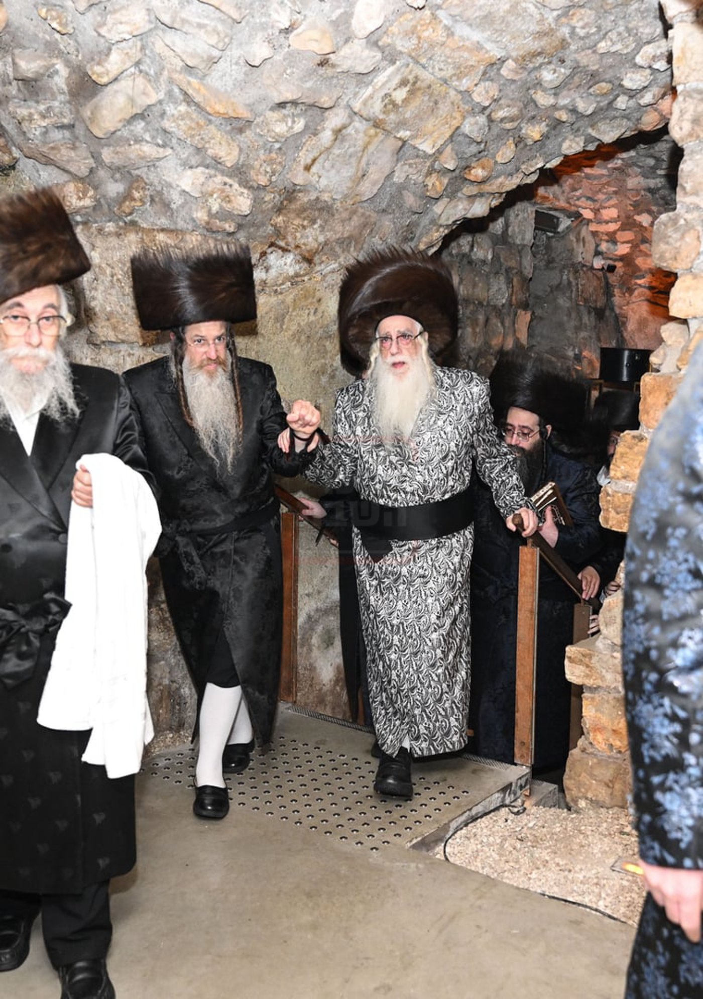 האדמו"ר מצאנז במוצאי שב"ק בכותל המערבי