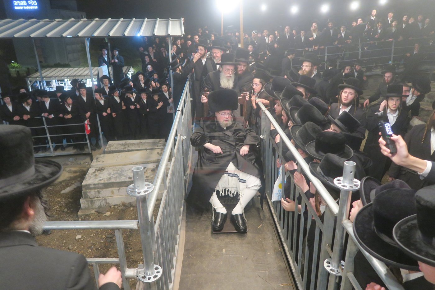 האדמו"ר מבעלזא בעליה לציון אביו זצ"ל בטבריה