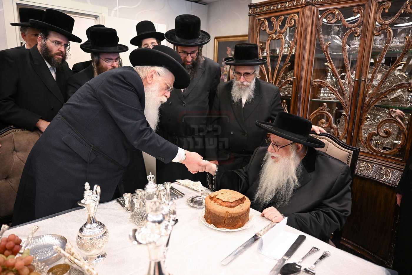 האדמו"ר מצאנז בלחיים לאחר המקווה של ערב שבת בביתו של מאיר פרוש