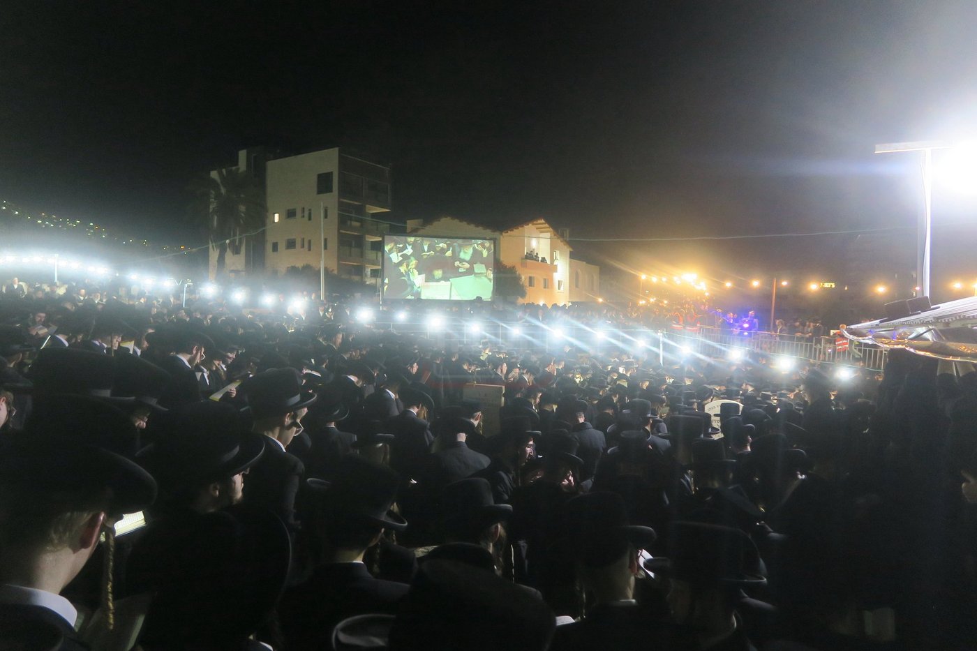 האדמו"ר מבעלזא בעליה לציון אביו זצ"ל בטבריה