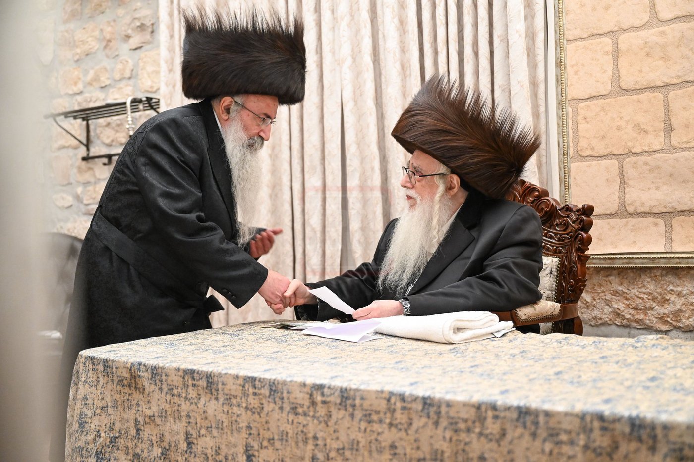 האדמו"ר מצאנז במוצאי שב"ק בכותל המערבי