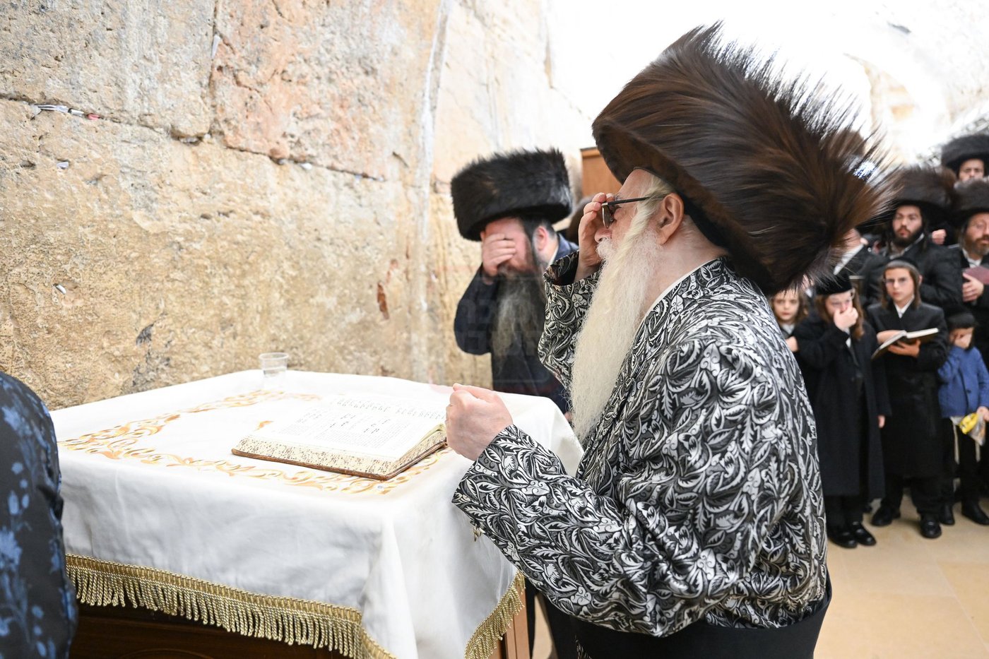 האדמו"ר מצאנז במוצאי שב"ק בכותל המערבי