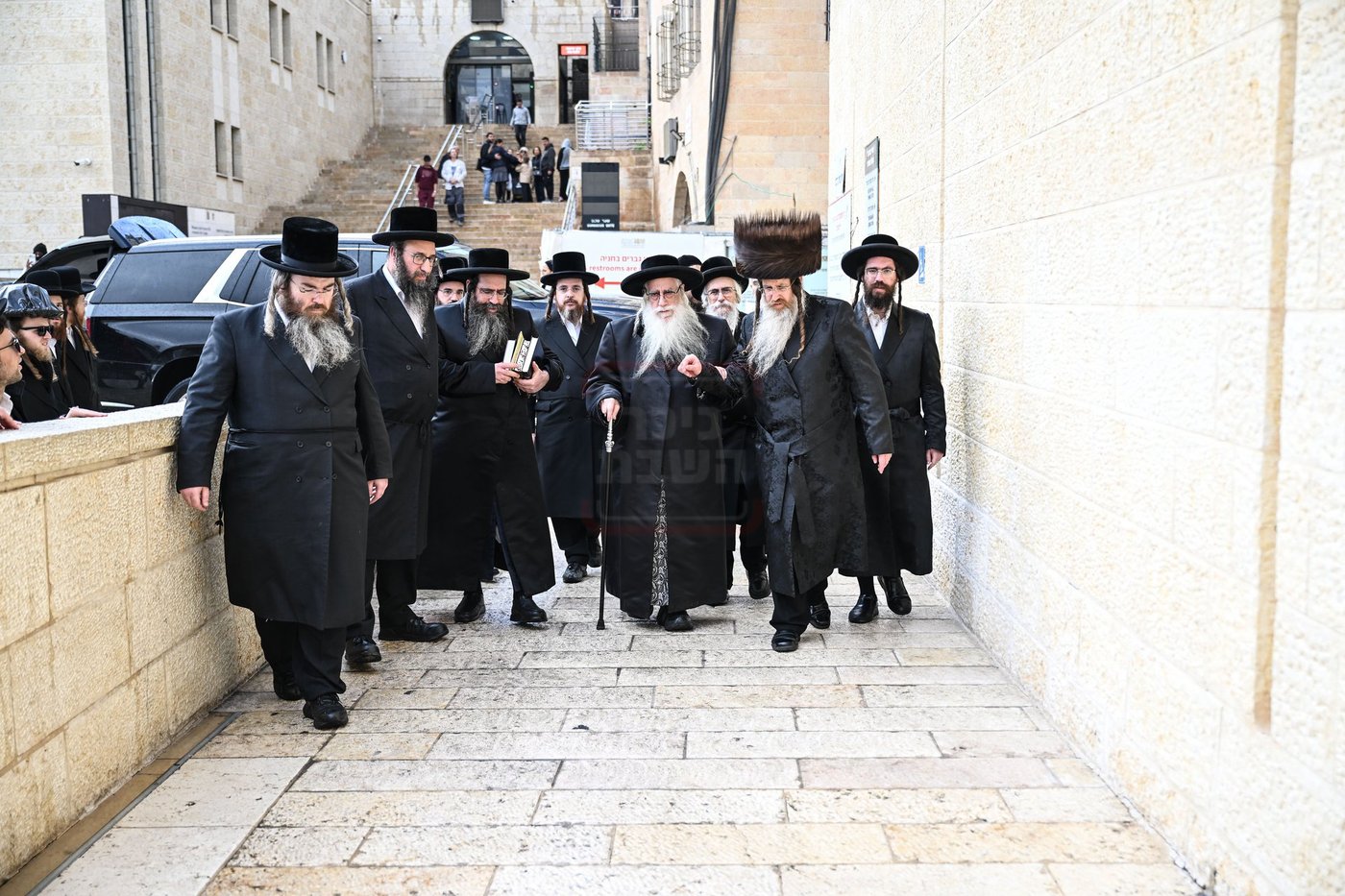 האדמו"ר מצאנז בהגיעו לבית האכסניה במנהרות הכותל בערב שב"ק