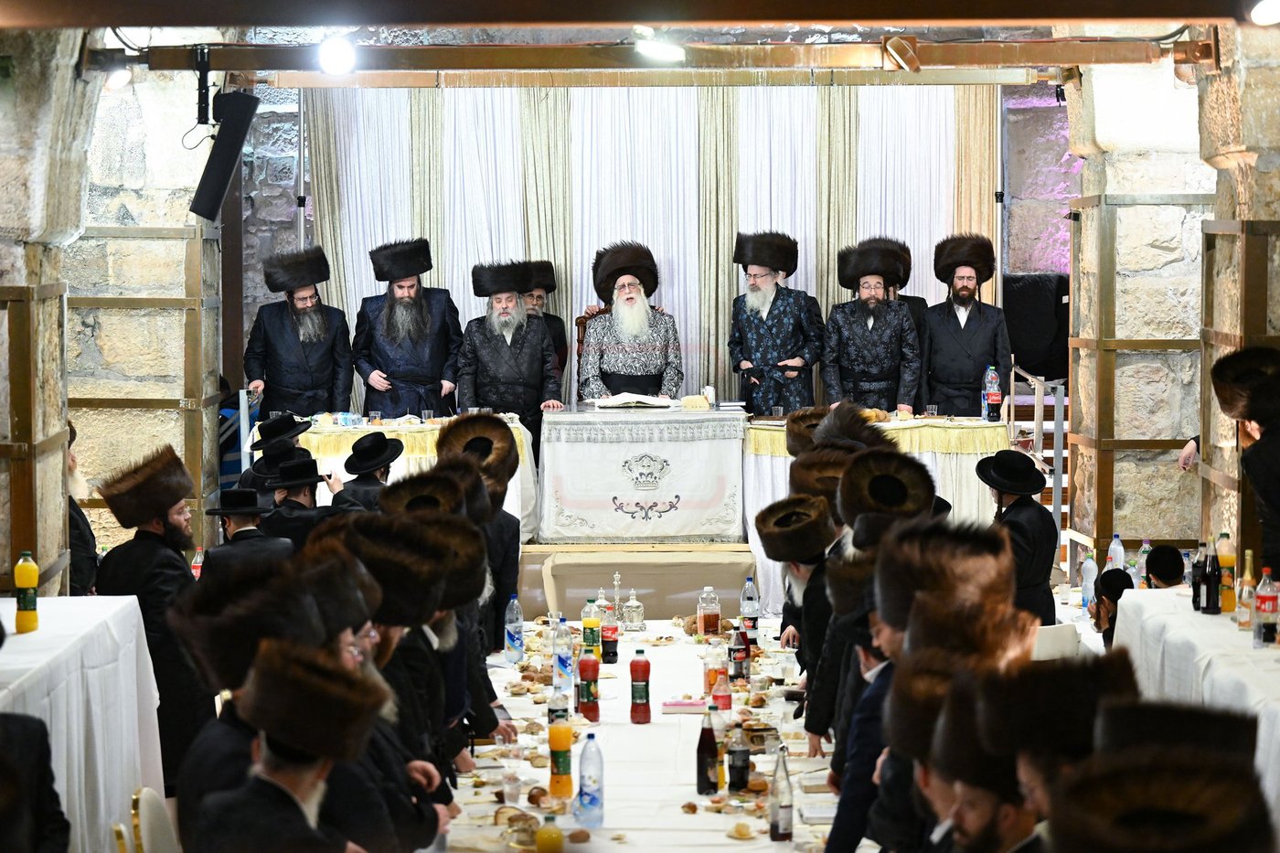 האדמו"ר מצאנז במוצאי שב"ק בכותל המערבי