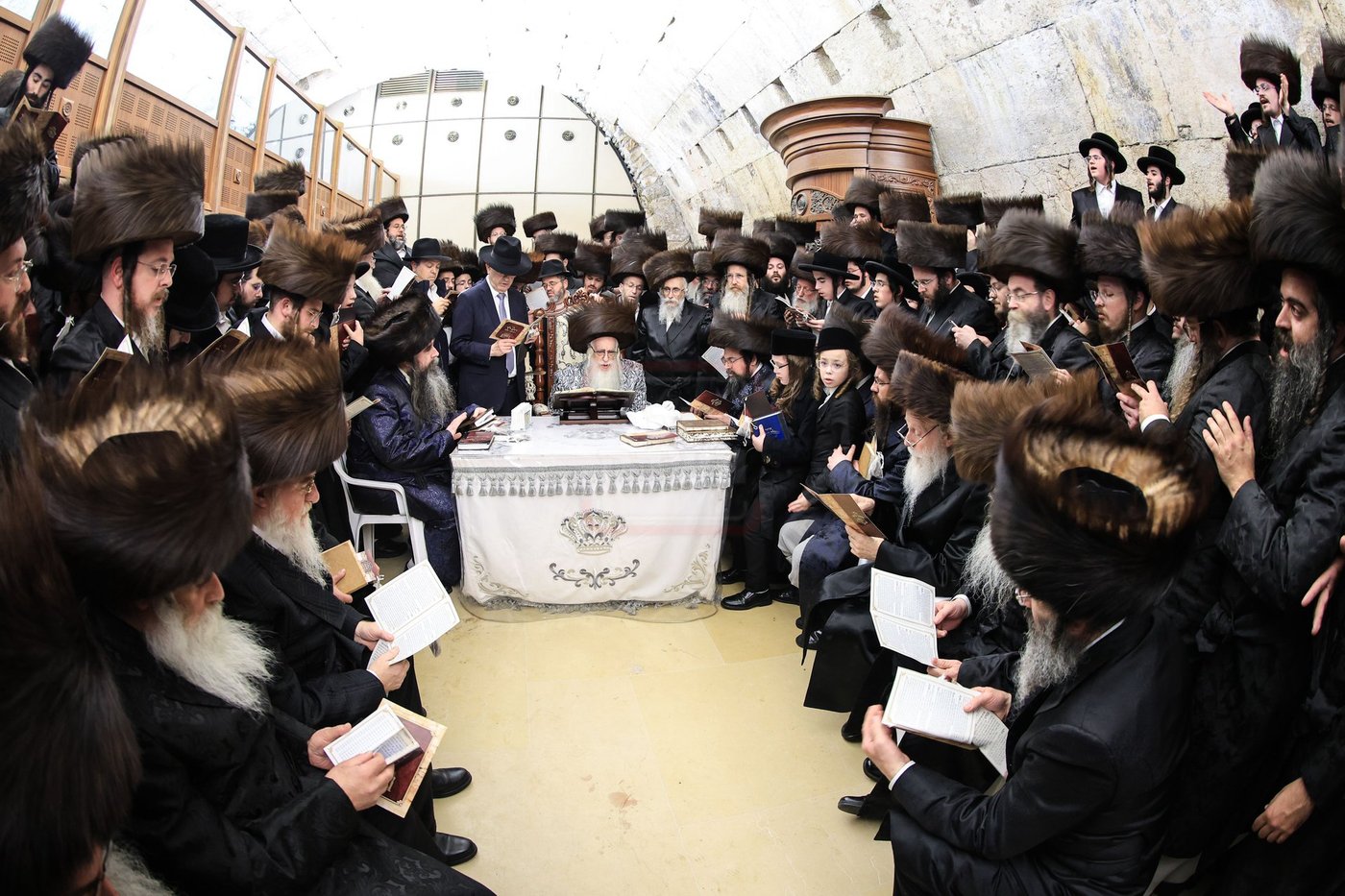 האדמו"ר מצאנז במוצאי שב"ק בכותל המערבי