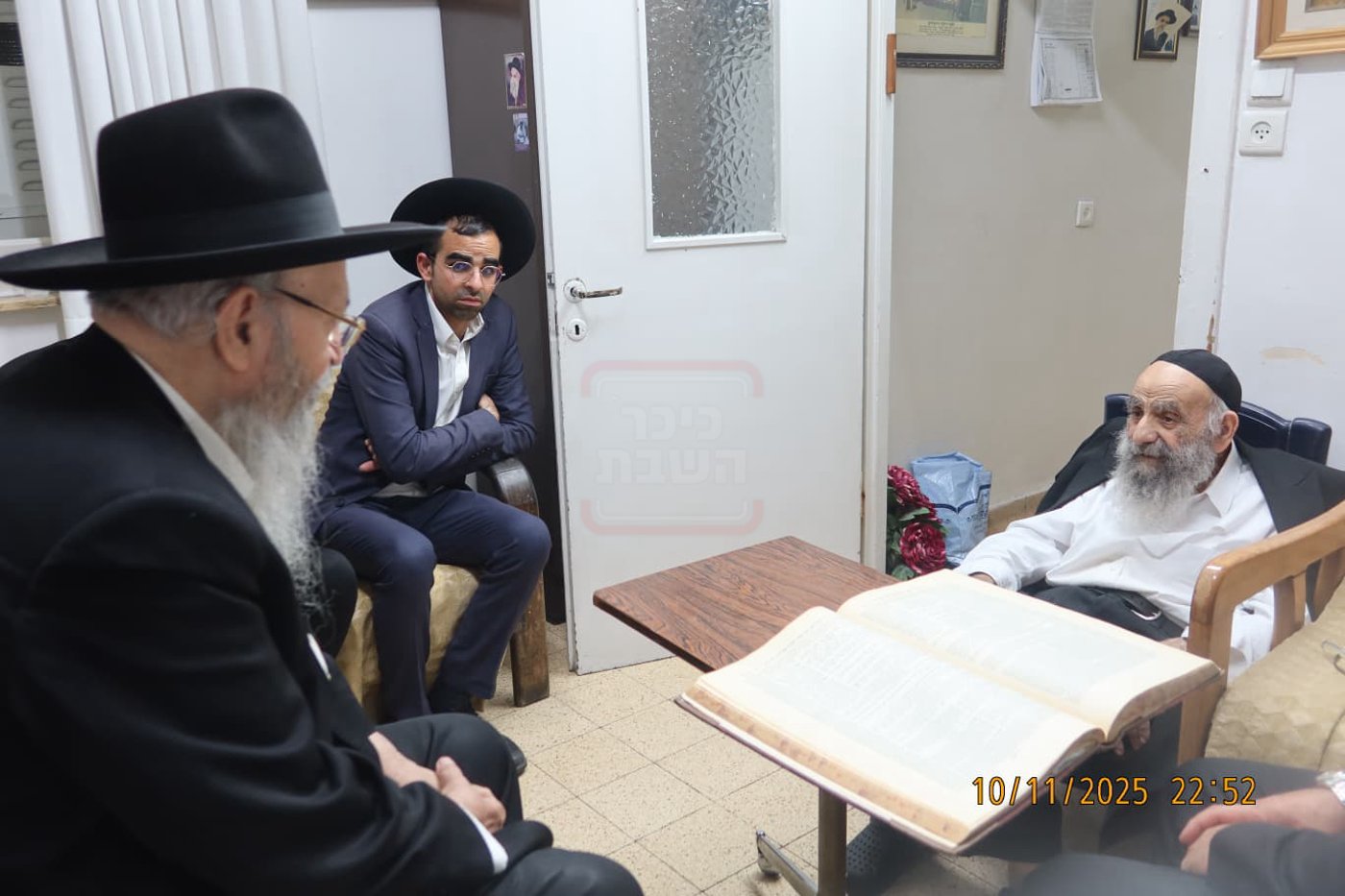 ניחום אבלים אצל הגר"מ צדקה