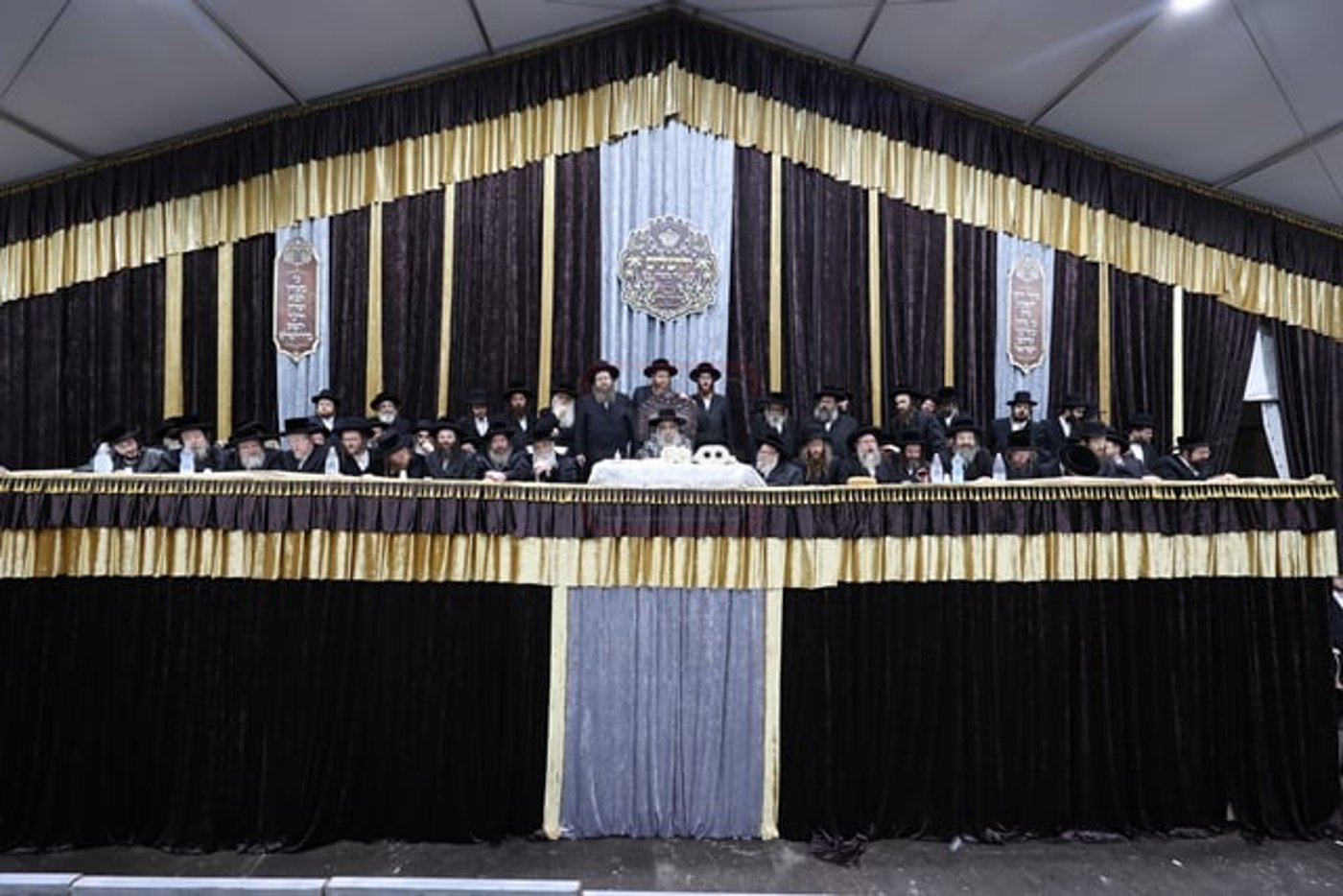 מעמד קבלת הפנים להאדמו"ר מסאטמר בשילוב סיום כתיבת ס"ת