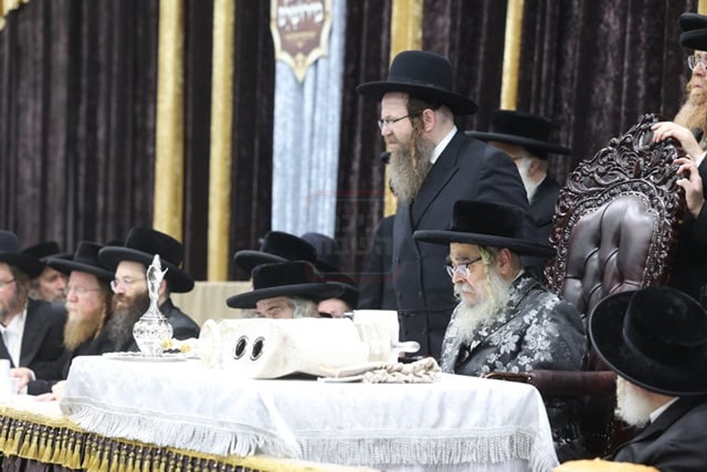 מעמד קבלת הפנים להאדמו"ר מסאטמר בשילוב סיום כתיבת ס"ת