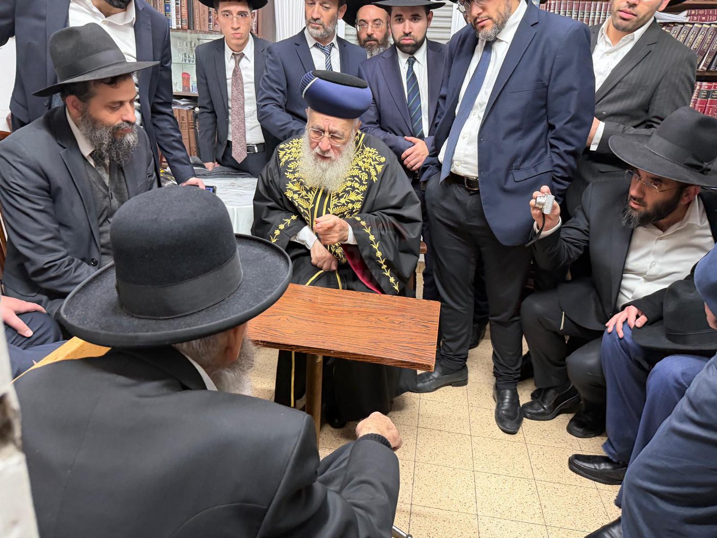 ניחום אבלים אצל הגר"מ צדקה