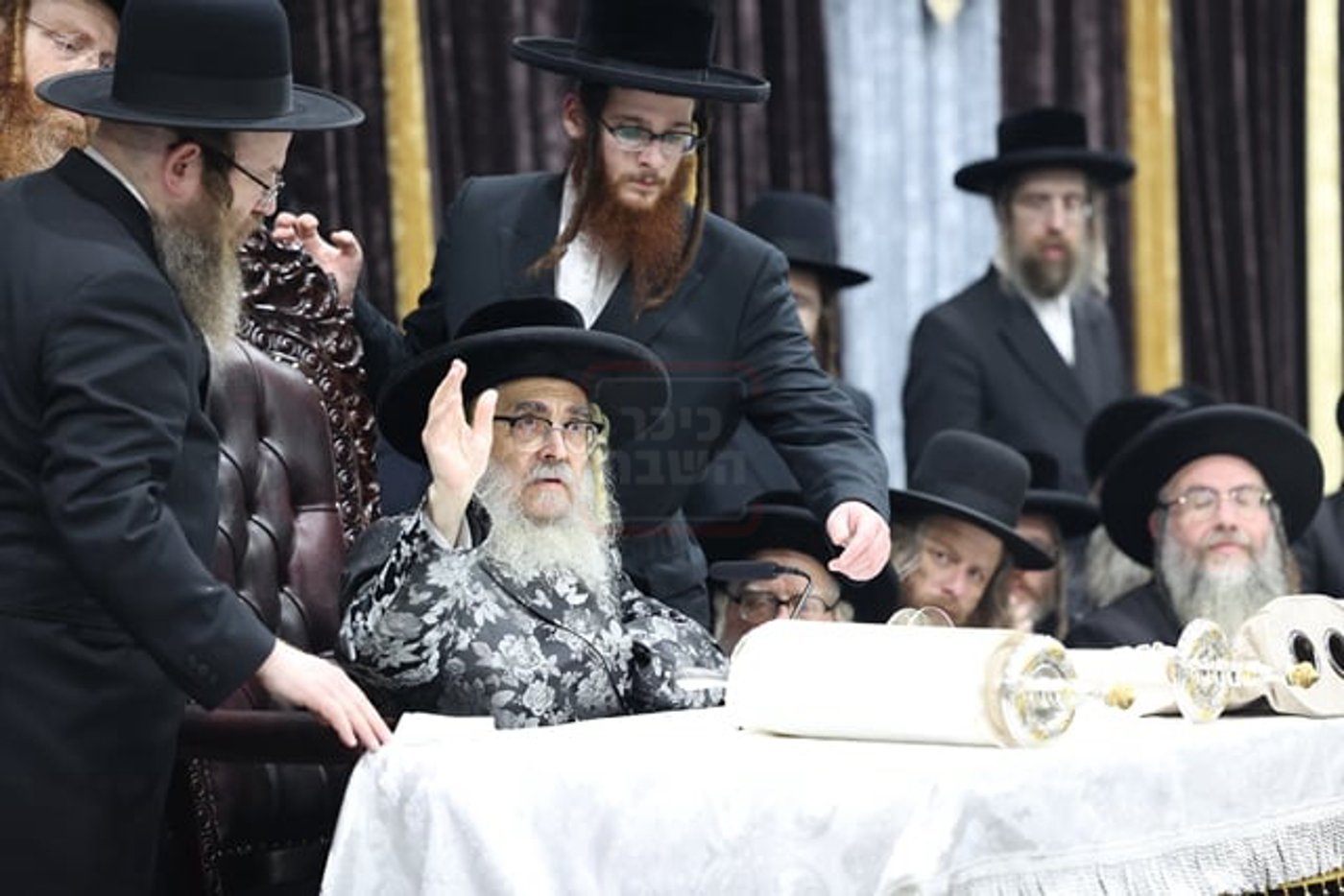 מעמד קבלת הפנים להאדמו"ר מסאטמר בשילוב סיום כתיבת ס"ת