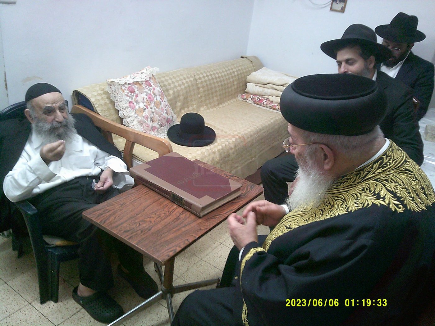 ניחום אבלים אצל הגר"מ צדקה