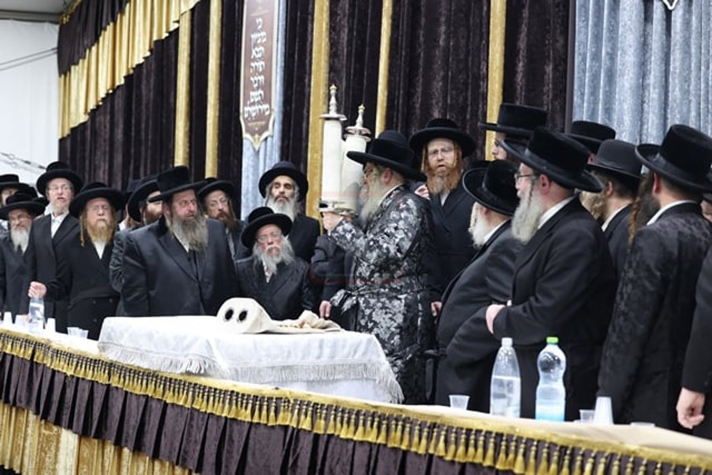 מעמד קבלת הפנים להאדמו"ר מסאטמר בשילוב סיום כתיבת ס"ת