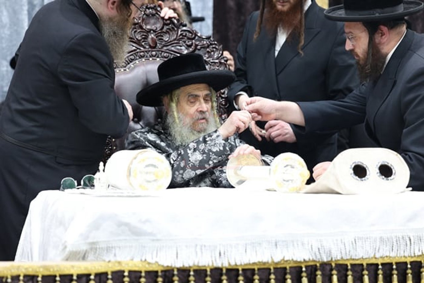 מעמד קבלת הפנים להאדמו"ר מסאטמר בשילוב סיום כתיבת ס"ת