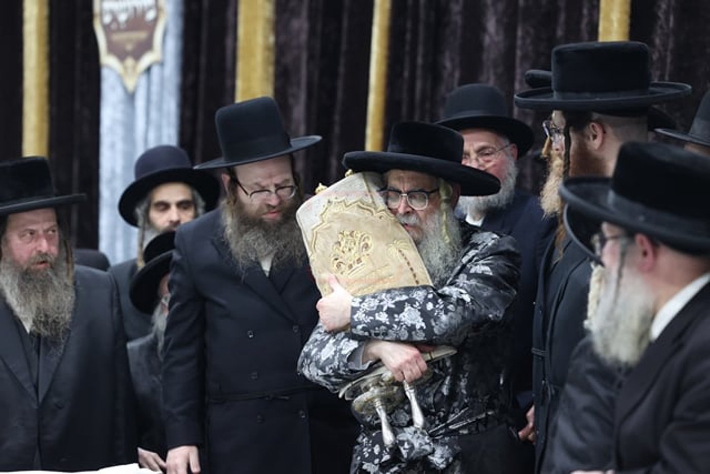 מעמד קבלת הפנים להאדמו"ר מסאטמר בשילוב סיום כתיבת ס"ת