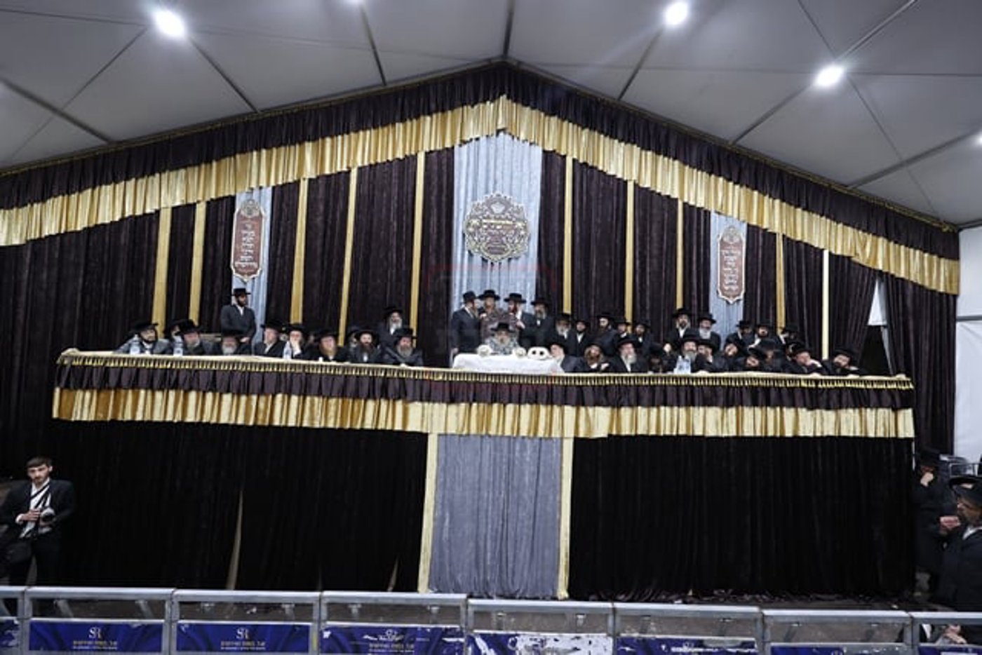 מעמד קבלת הפנים להאדמו"ר מסאטמר בשילוב סיום כתיבת ס"ת