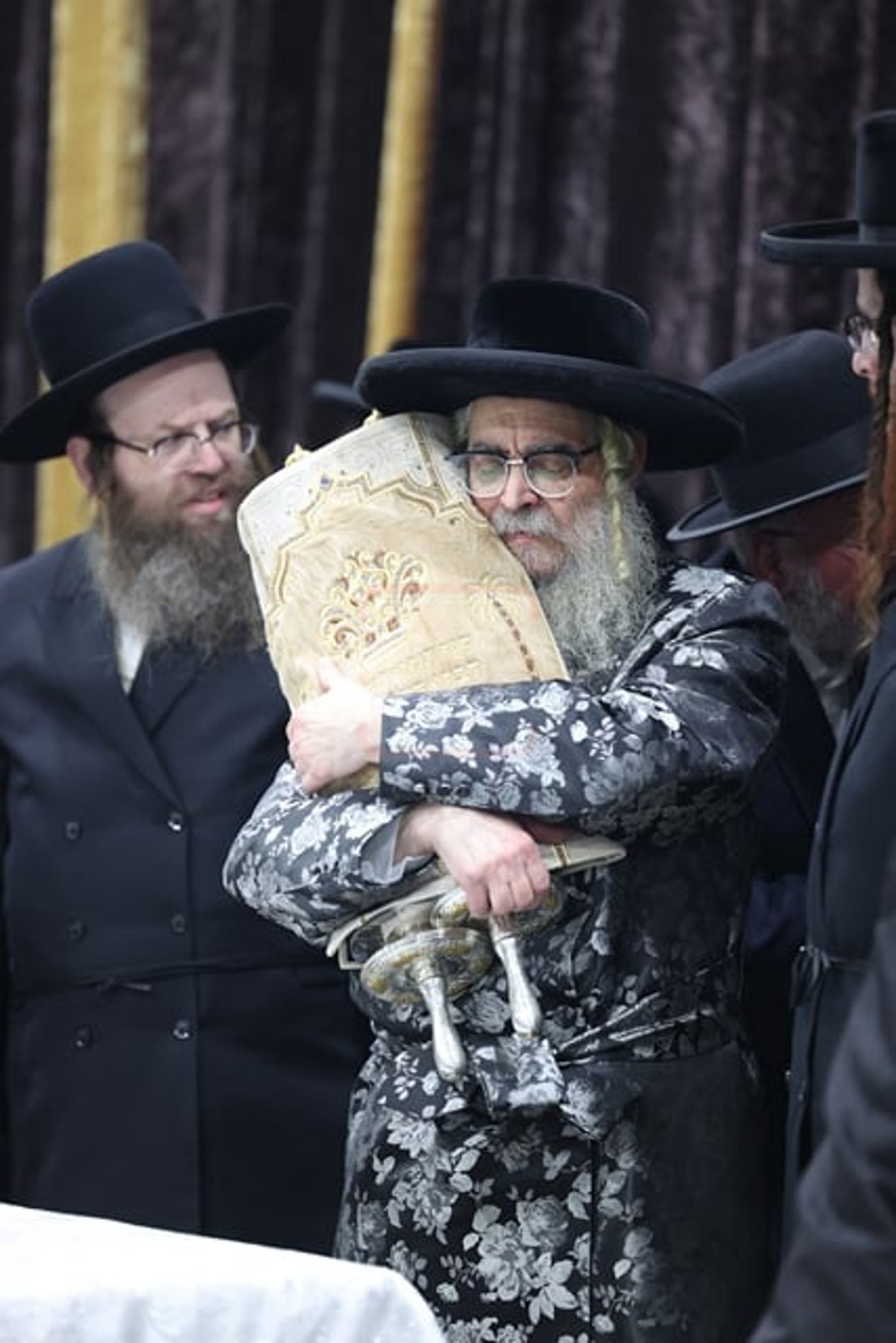 מעמד קבלת הפנים להאדמו"ר מסאטמר בשילוב סיום כתיבת ס"ת