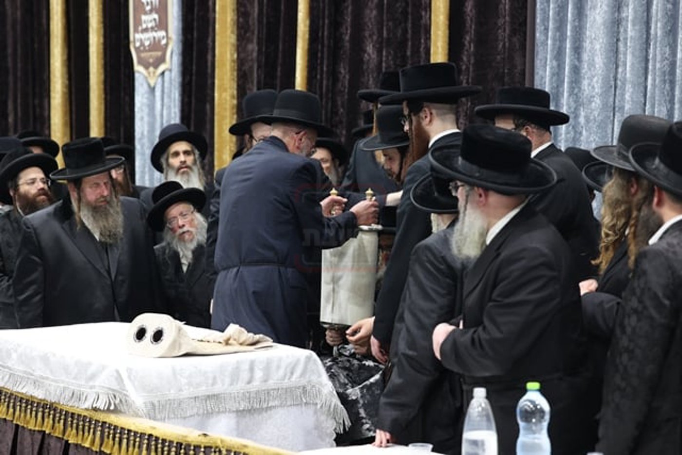 מעמד קבלת הפנים להאדמו"ר מסאטמר בשילוב סיום כתיבת ס"ת