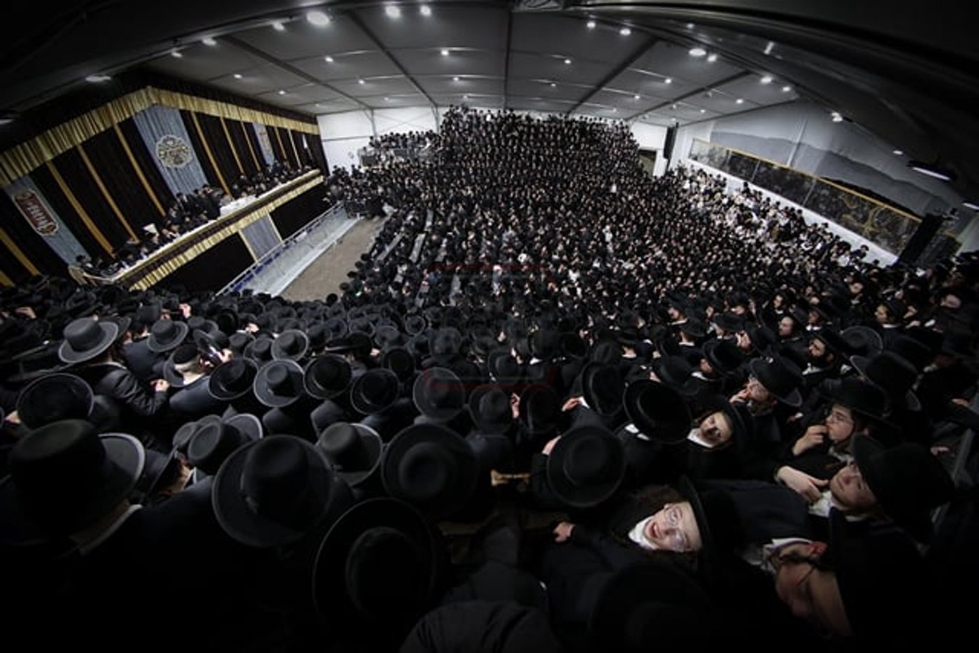 מעמד קבלת הפנים להאדמו"ר מסאטמר בשילוב סיום כתיבת ס"ת