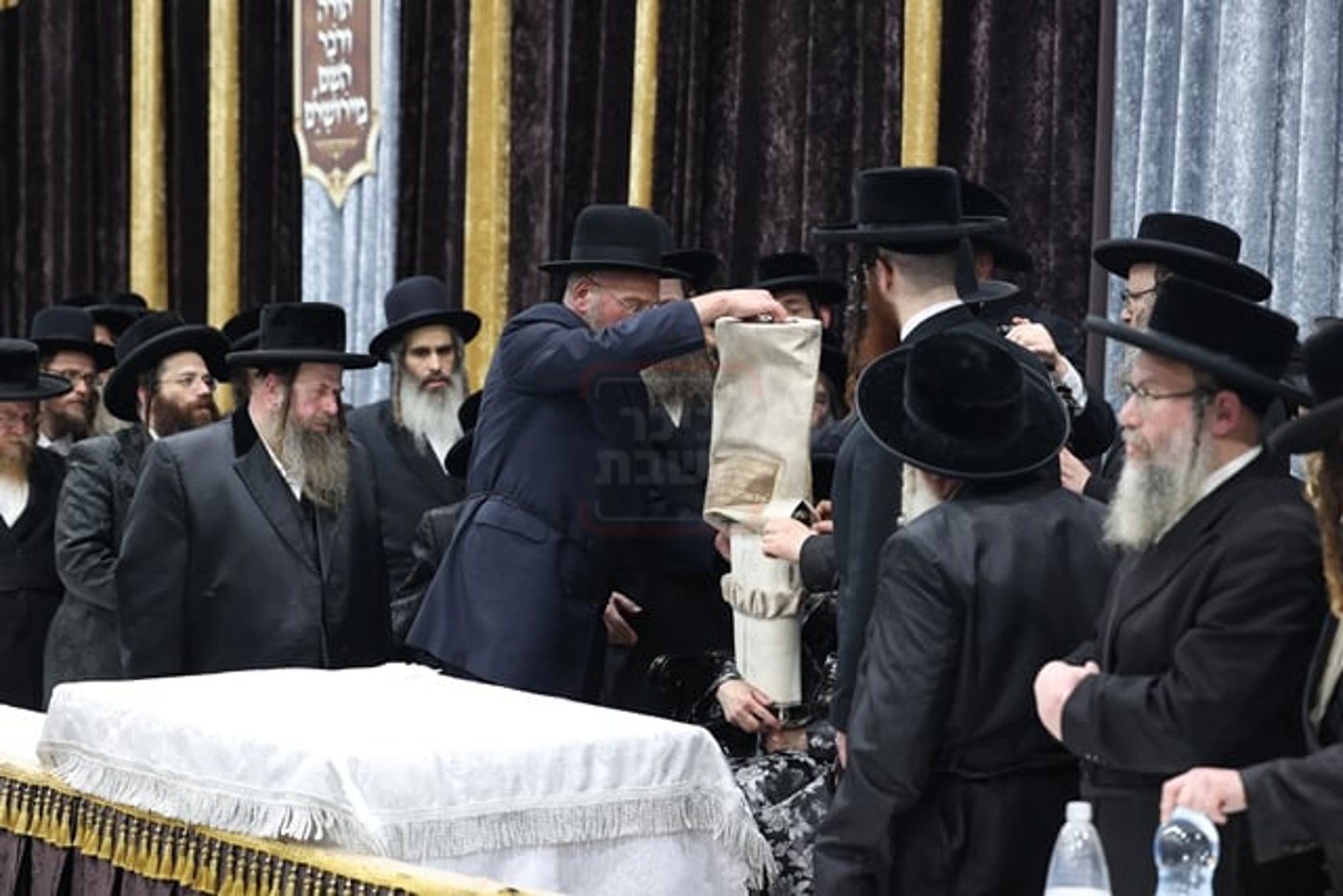 מעמד קבלת הפנים להאדמו"ר מסאטמר בשילוב סיום כתיבת ס"ת