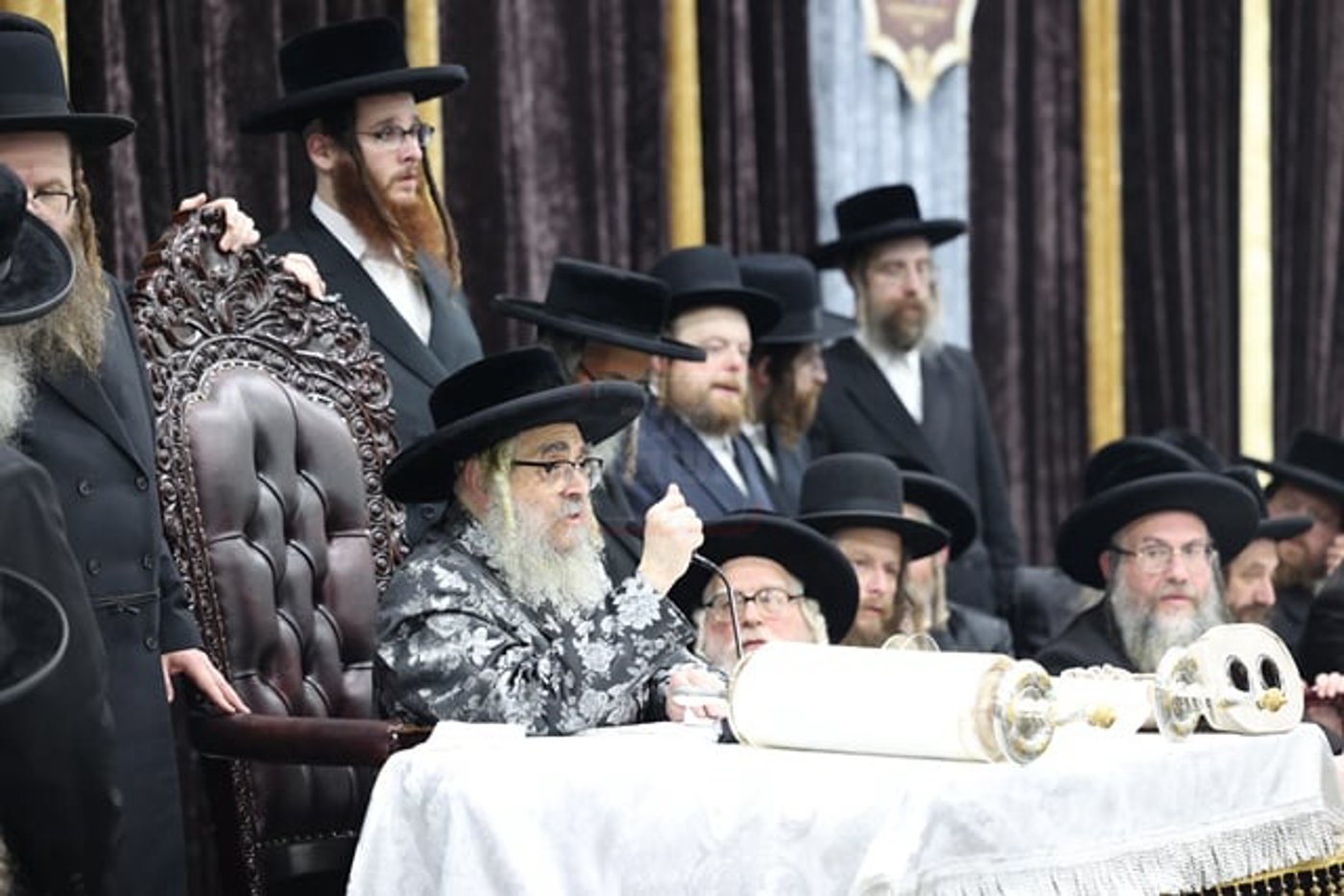 מעמד קבלת הפנים להאדמו"ר מסאטמר בשילוב סיום כתיבת ס"ת