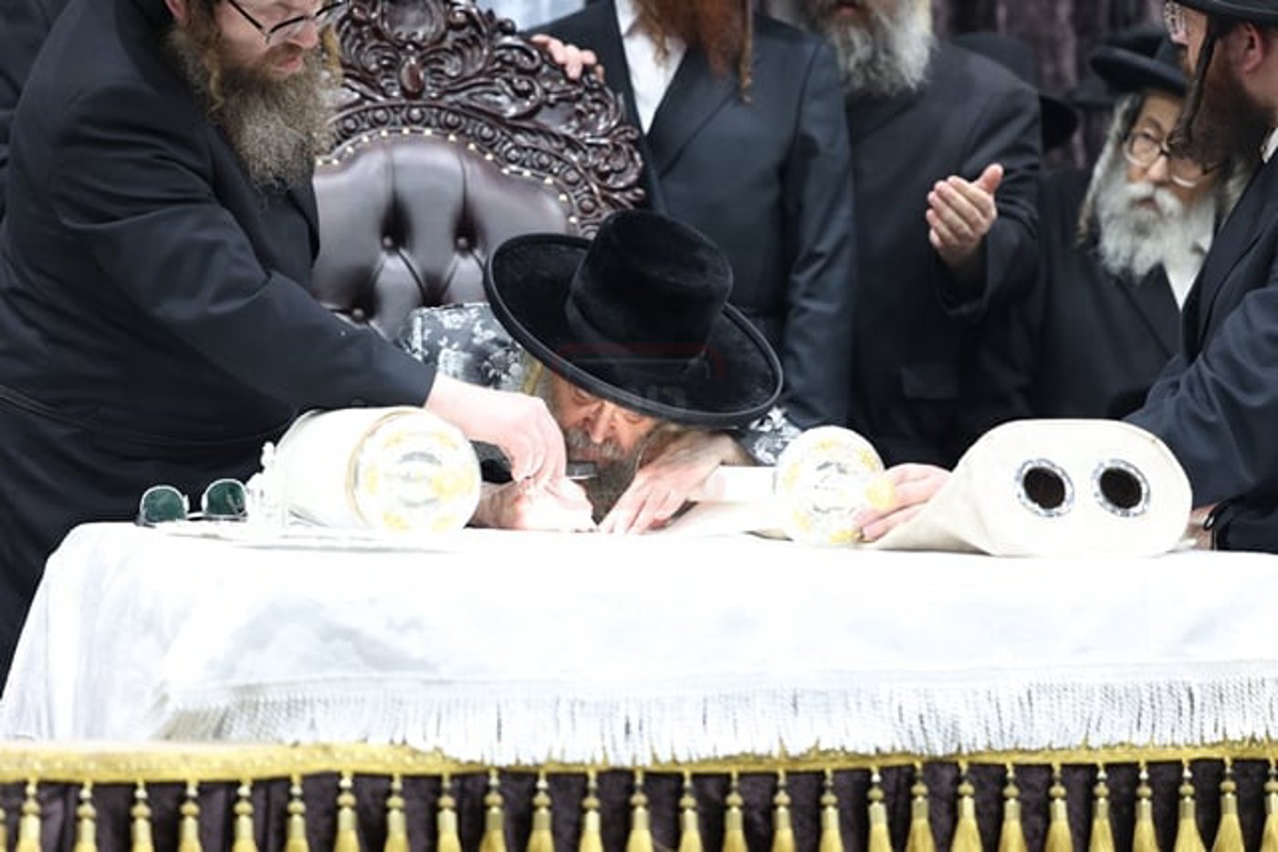 מעמד קבלת הפנים להאדמו"ר מסאטמר בשילוב סיום כתיבת ס"ת