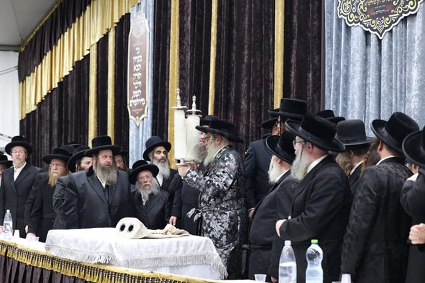 מעמד קבלת הפנים להאדמו"ר מסאטמר בשילוב סיום כתיבת ס"ת