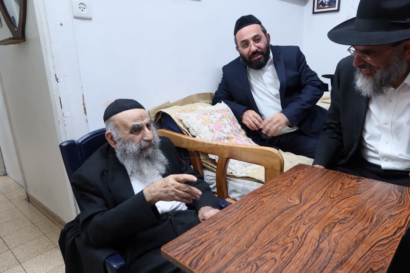 ניחום אבלים אצל הגר"מ צדקה