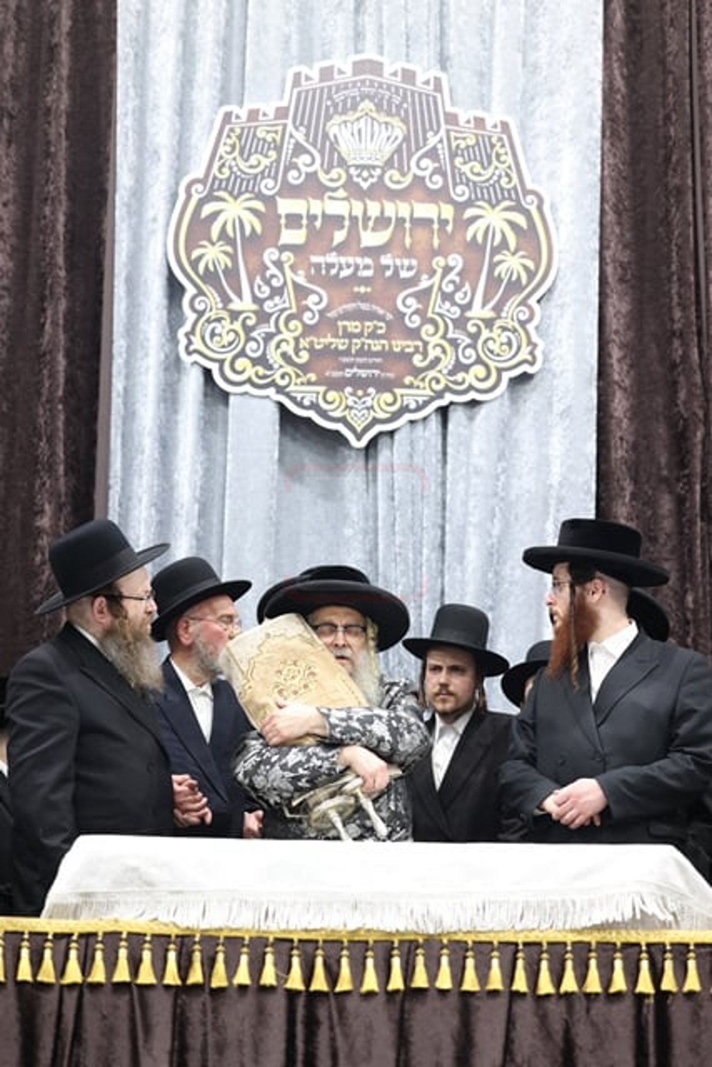 מעמד קבלת הפנים להאדמו"ר מסאטמר בשילוב סיום כתיבת ס"ת