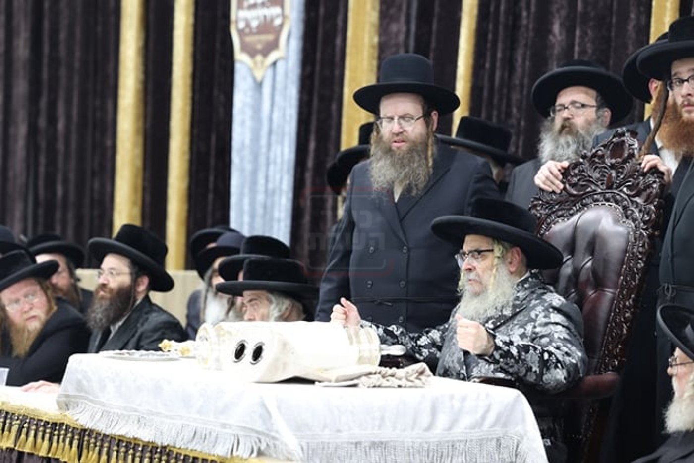 מעמד קבלת הפנים להאדמו"ר מסאטמר בשילוב סיום כתיבת ס"ת