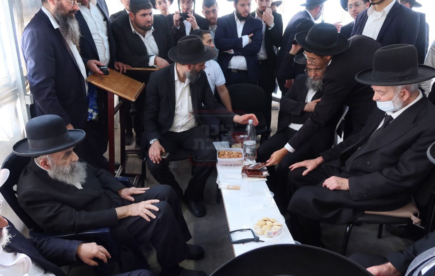 ניחום אבלים אצל הגר"מ צדקה