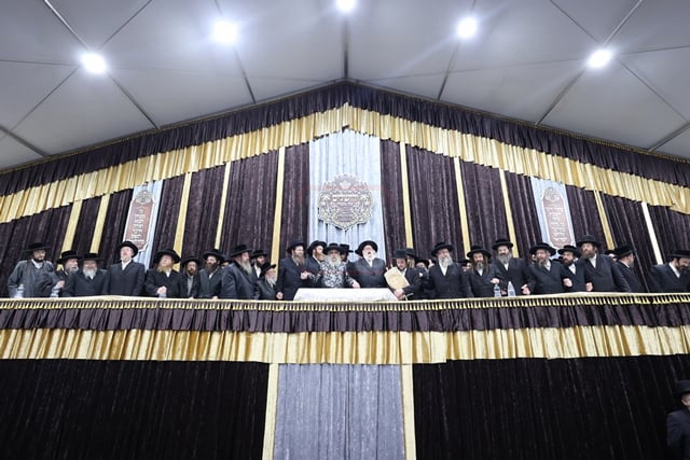 מעמד קבלת הפנים להאדמו"ר מסאטמר בשילוב סיום כתיבת ס"ת