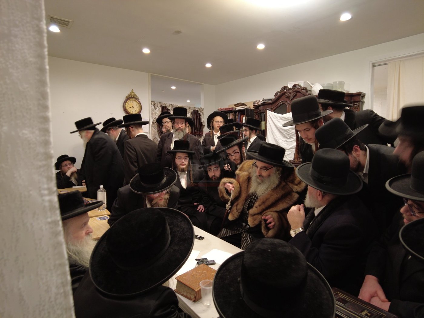 האדמו"ר מספינקא מונסי בנילום אבלים אצל האדמו"ר מזידיטשויב פרעמיסלא