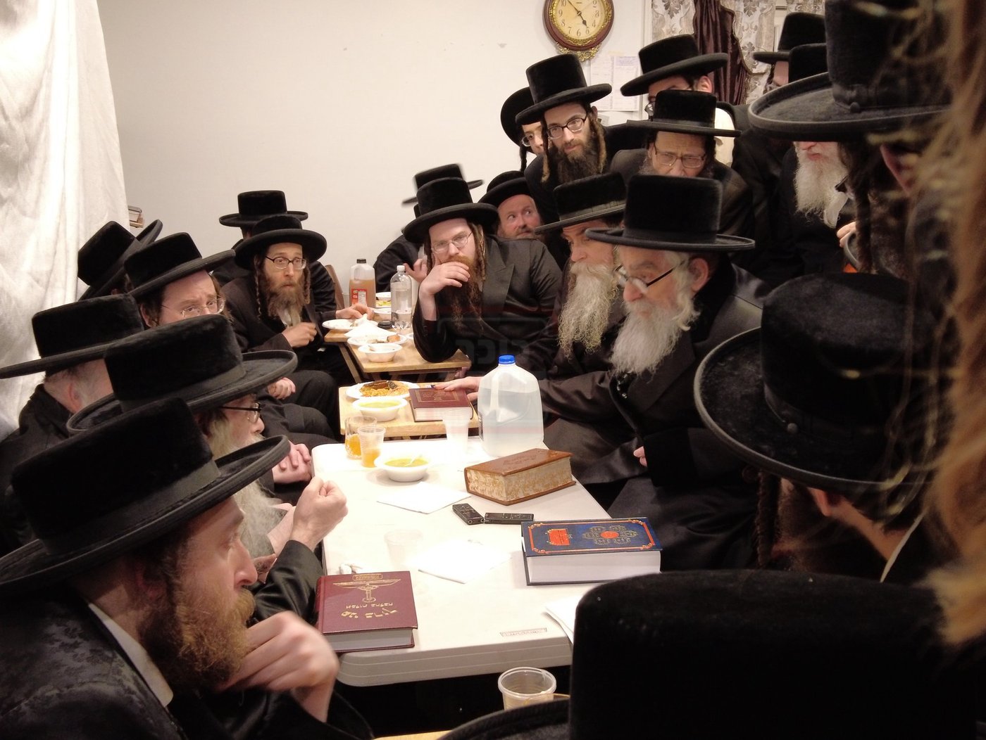 האדמו"ר מויז'ניץ מונסי בנילום אבלים אצל האדמו"ר מזידיטשויב פרעמיסלא