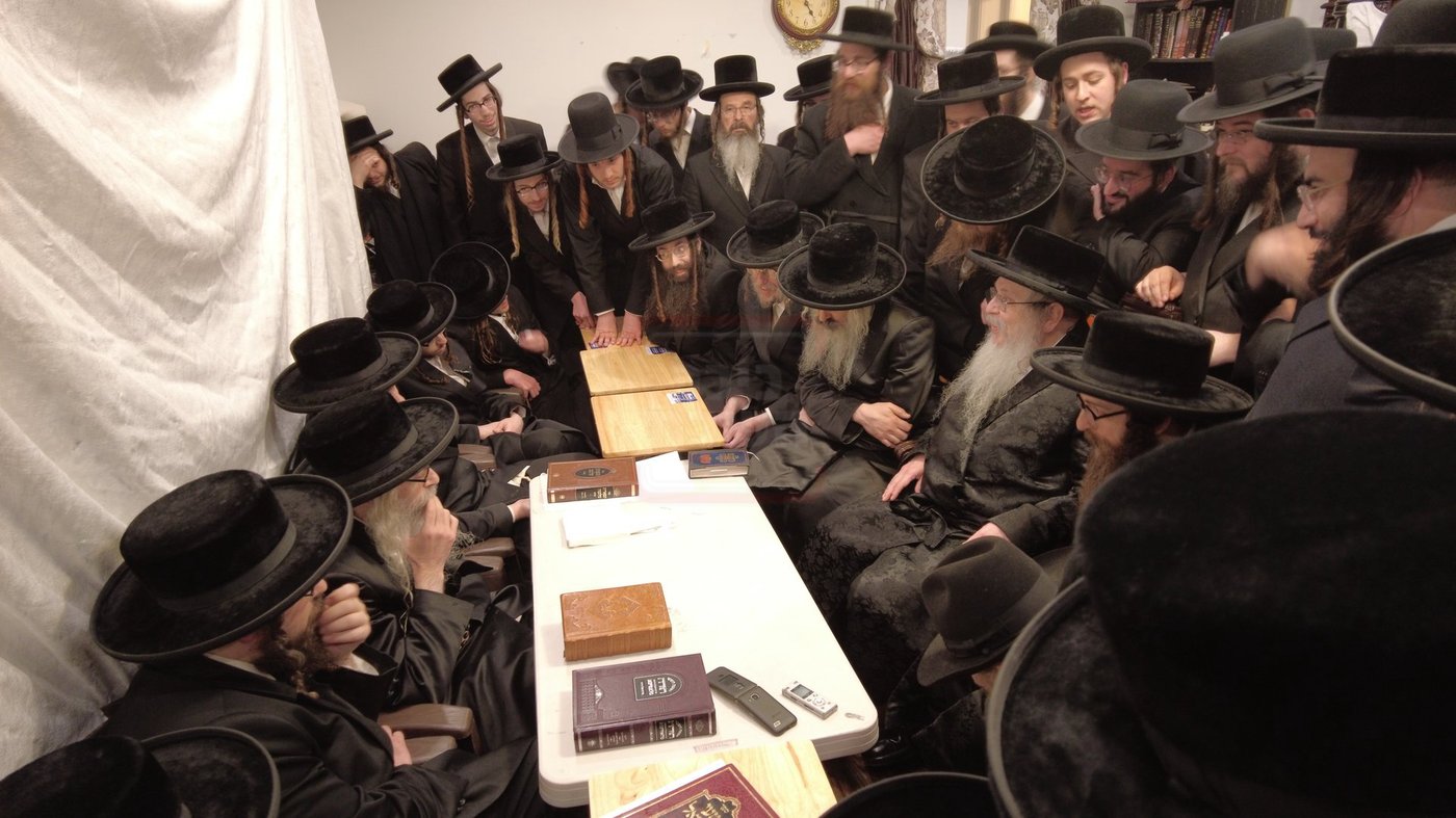 האדמו"ר מטאהש בנילום אבלים אצל האדמו"ר מזידיטשויב פרעמיסלא