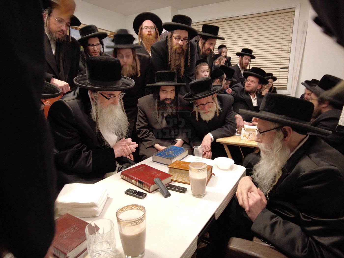 האדמו"ר מפארשעי בנילום אבלים אצל האדמו"ר מזידיטשויב פרעמיסלא