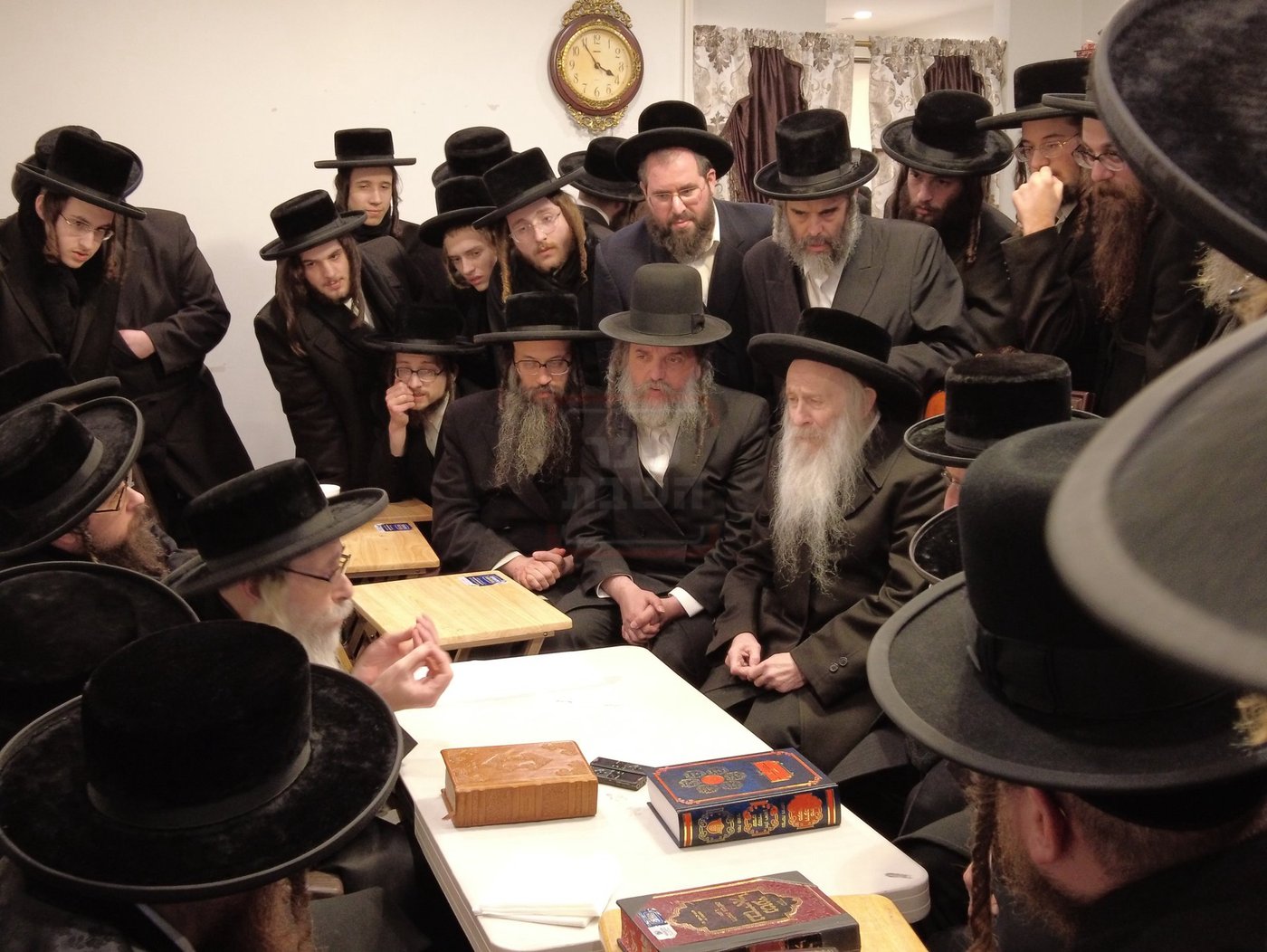 הגה"צ רבי מרדכי שטיינר בניחום אבלים אצל האדמו"ר מזידיטשויב פרעמיסלא