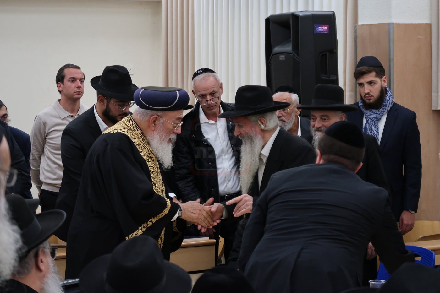 האדמו"ר רבי דוד אבוחצירא עם הגרש"מ עמאר בהספדים