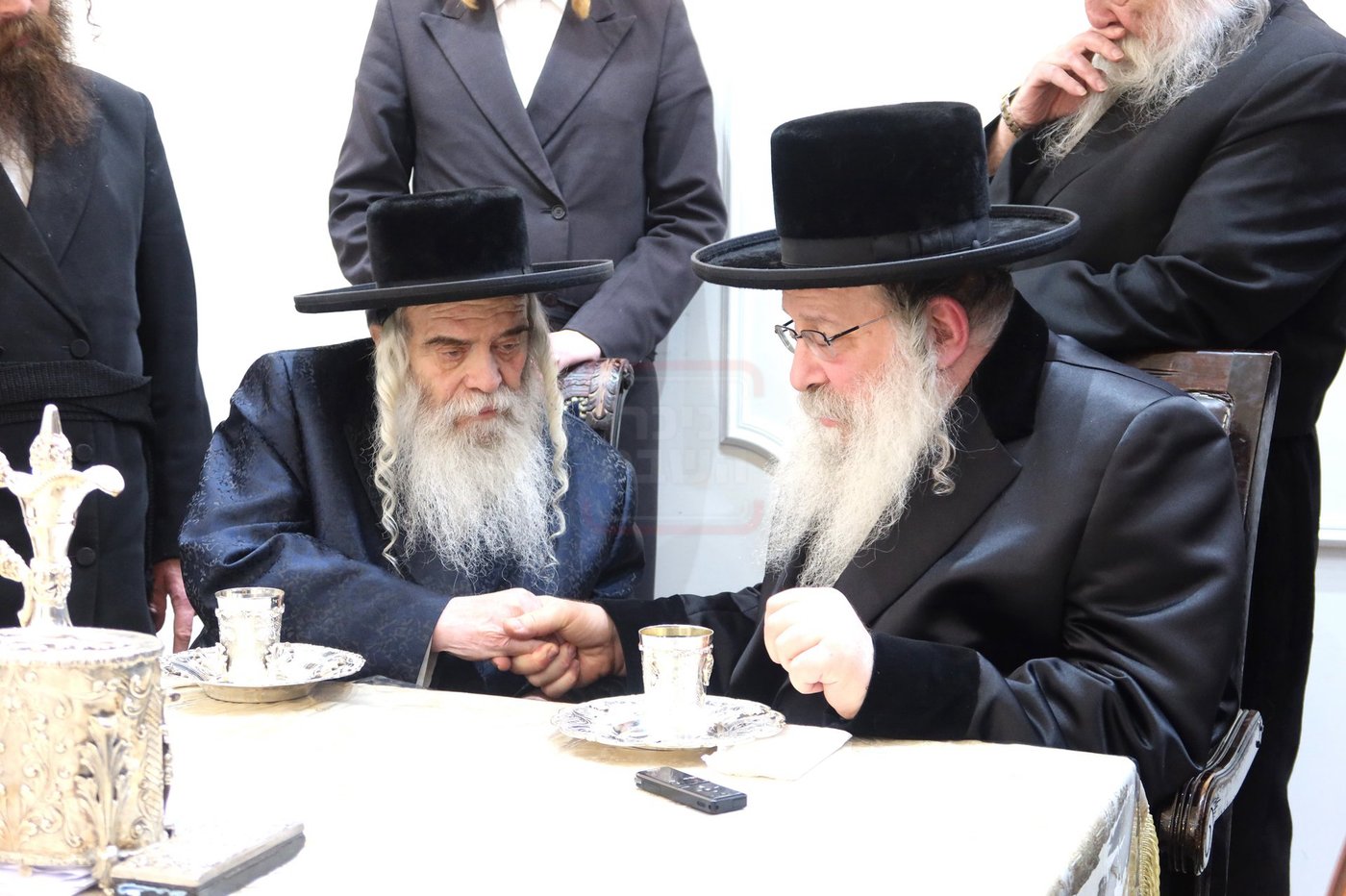 האדמו"ר מנדבורנה בביקור אצל האדמו"ר מקרעטשניף י-ם