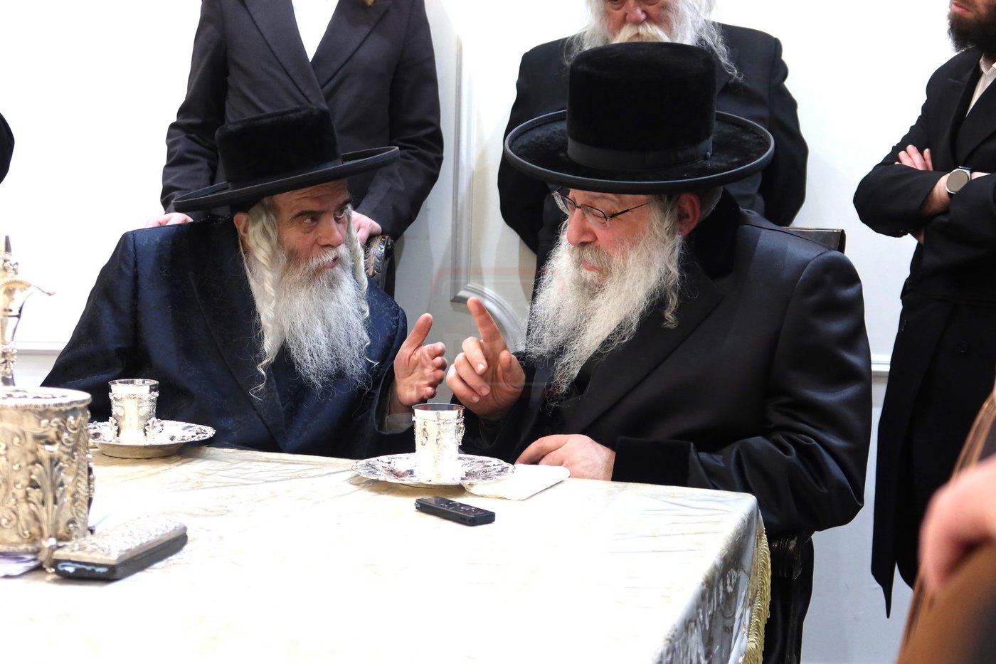 האדמו"ר מנדבורנה בביקור אצל האדמו"ר מקרעטשניף י-ם