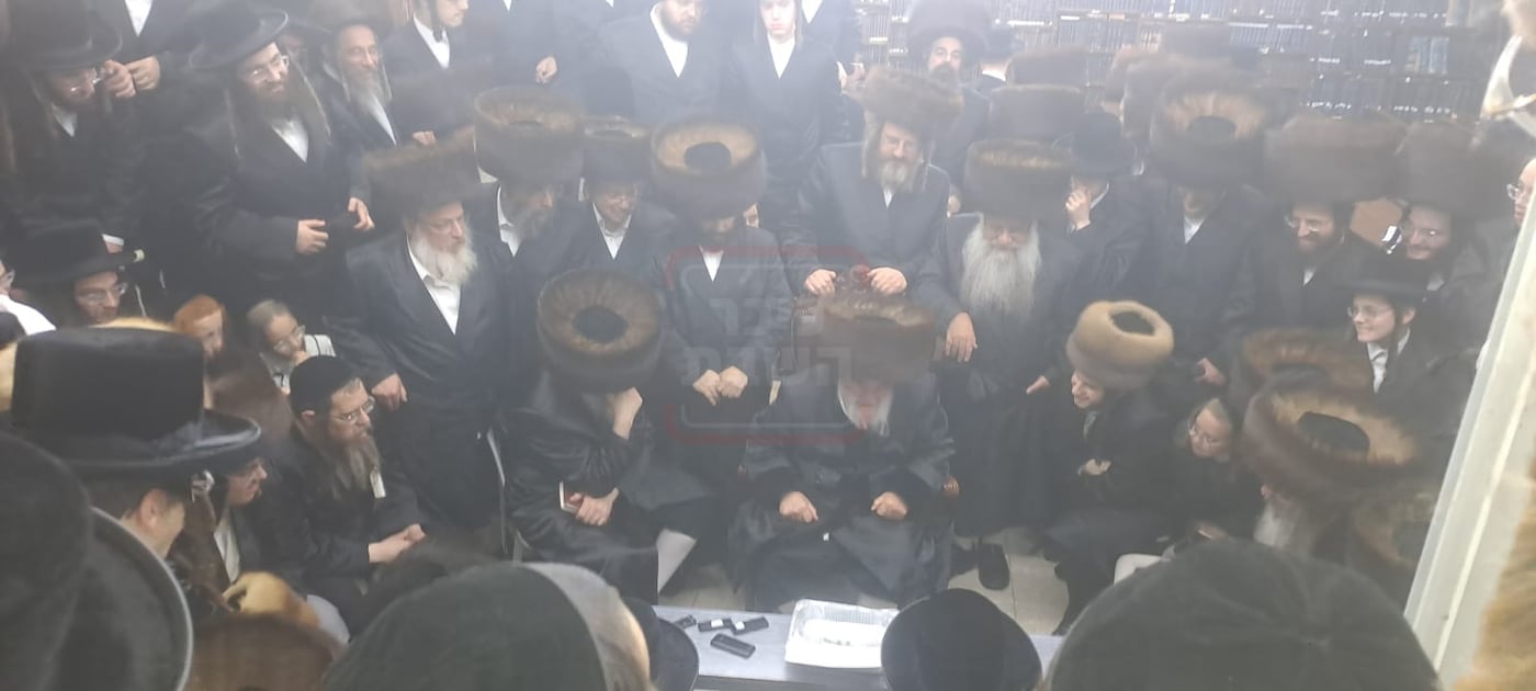 האדמו"ר מויז'ניץ בניחום אבלים על פטירת הגרי"א הגר זצ"ל