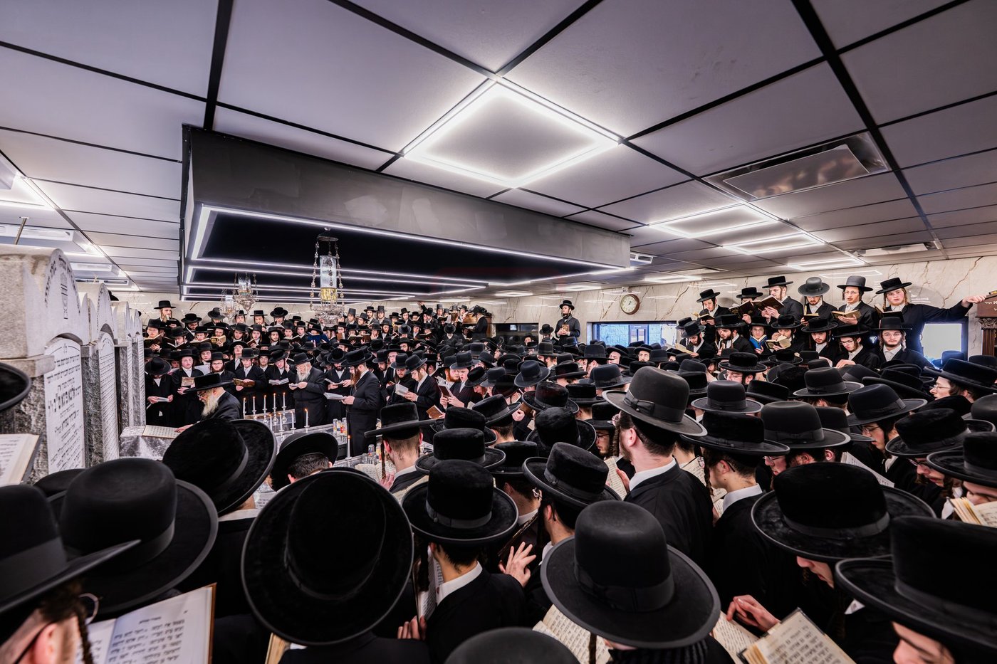 האדמו"ר מסאטמר בתפילה באוהל בית סאטמר