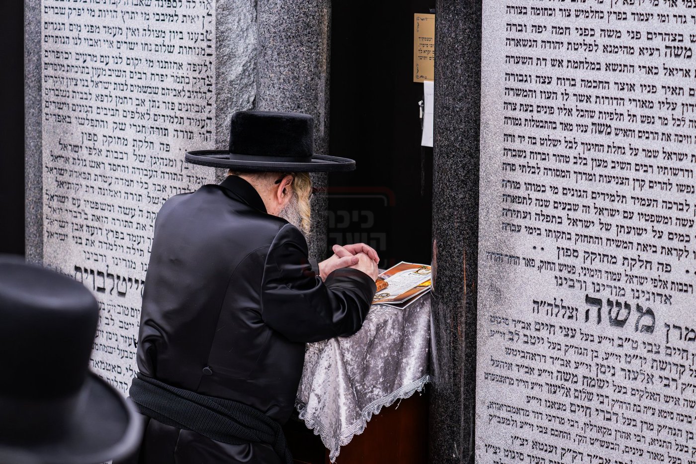 האדמו"ר מסאטמר בתפילה באוהל בית סאטמר