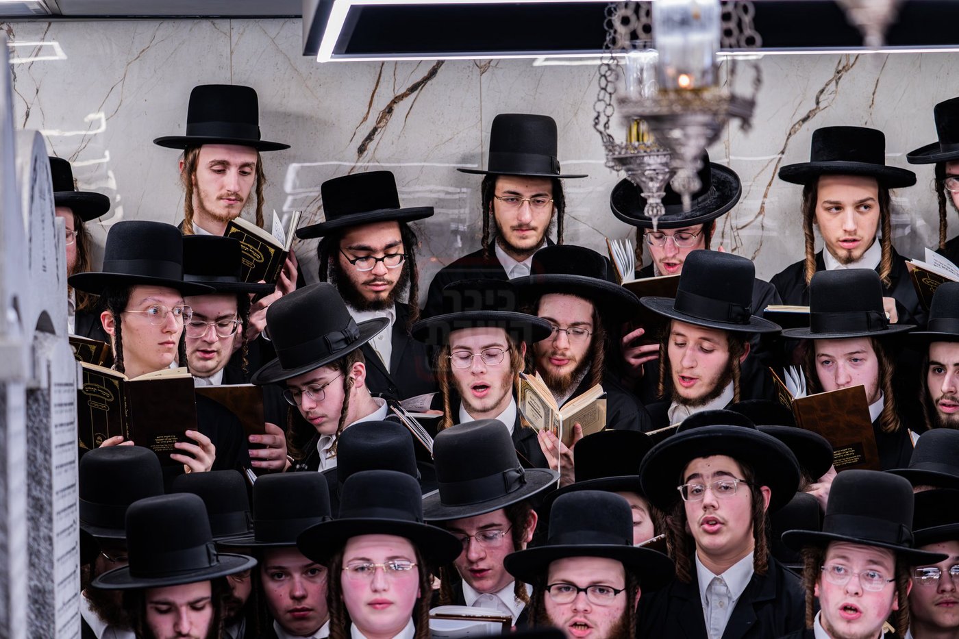 האדמו"ר מסאטמר בתפילה באוהל בית סאטמר