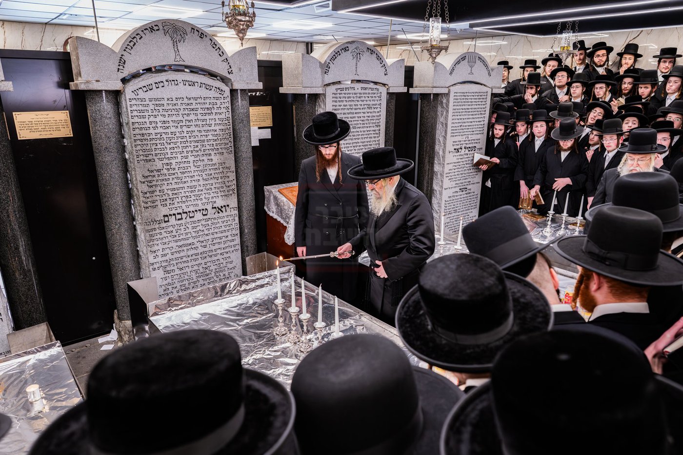 האדמו"ר מסאטמר בתפילה באוהל בית סאטמר