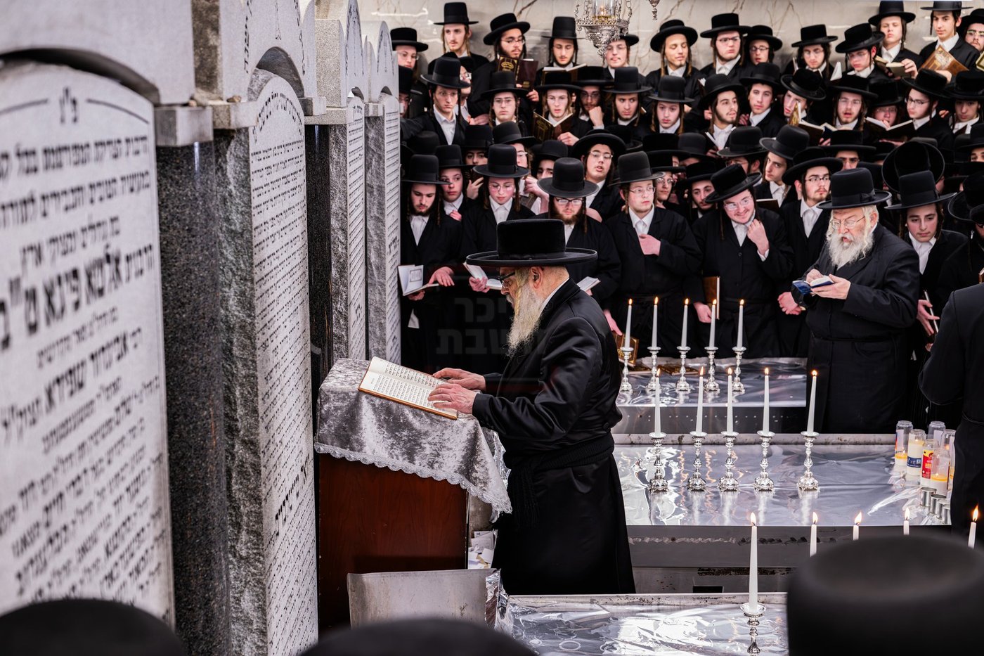 האדמו"ר מסאטמר בתפילה באוהל בית סאטמר