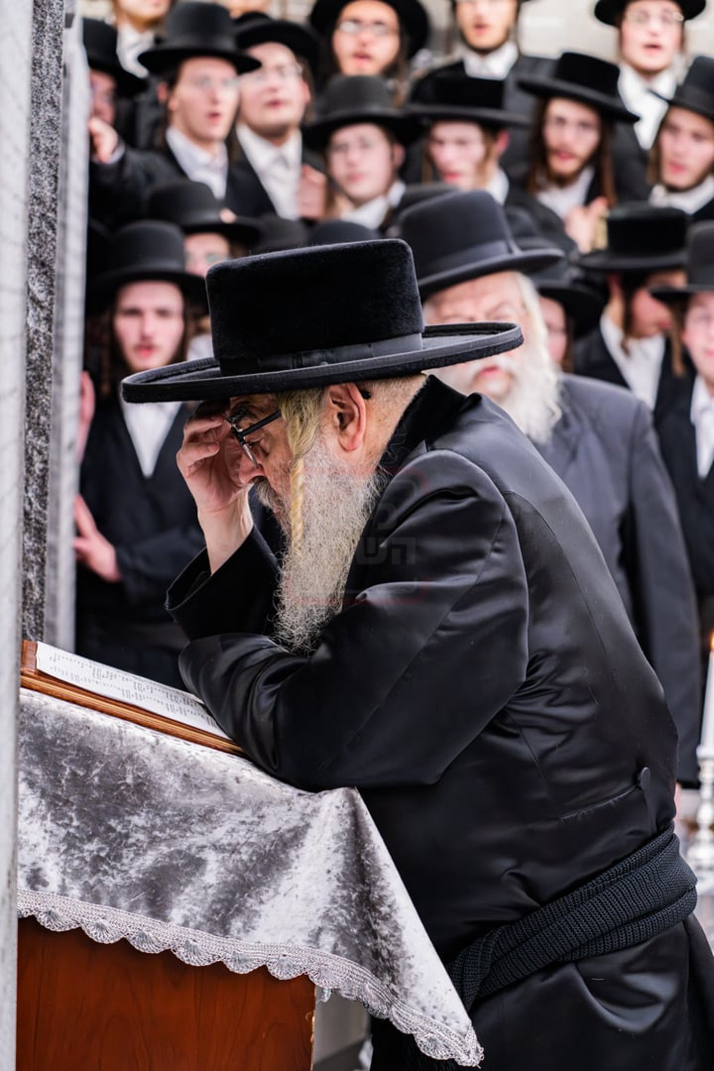 האדמו"ר מסאטמר בתפילה באוהל בית סאטמר