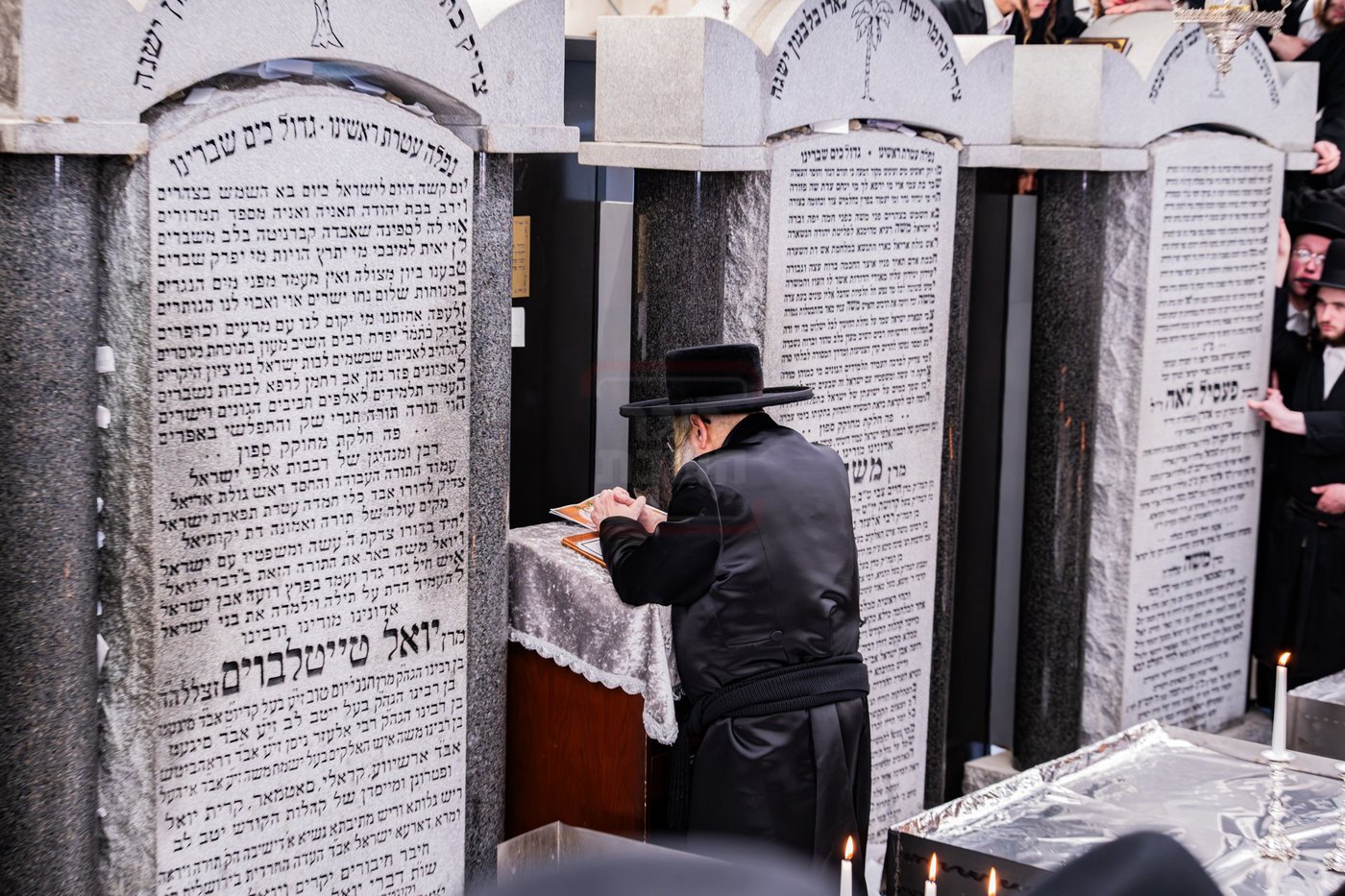 האדמו"ר מסאטמר בתפילה באוהל בית סאטמר