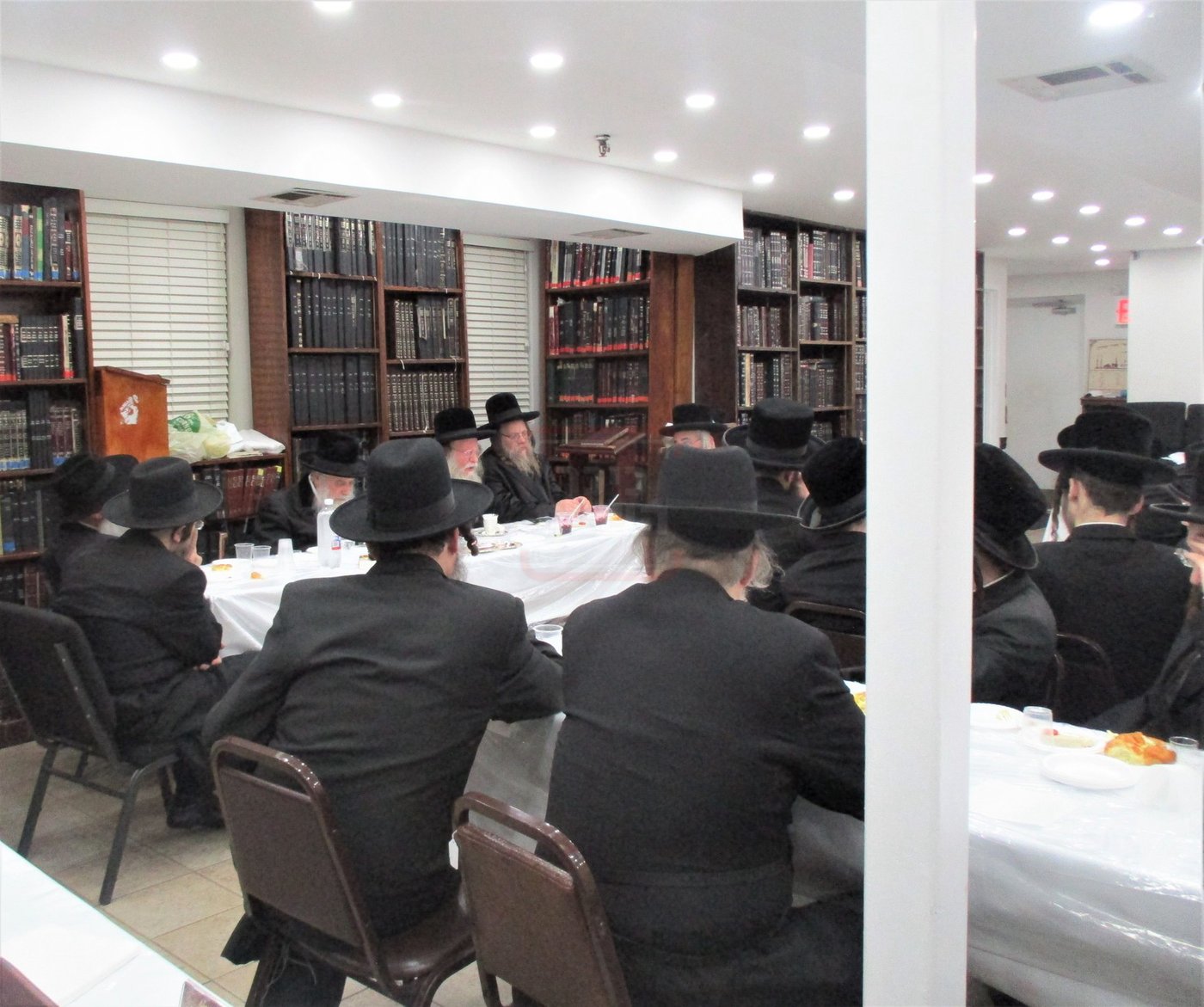 האדמו"ר מקוזמיר בטיש משותף עם האדמו"ר ממודז'יץ פלעטבוש