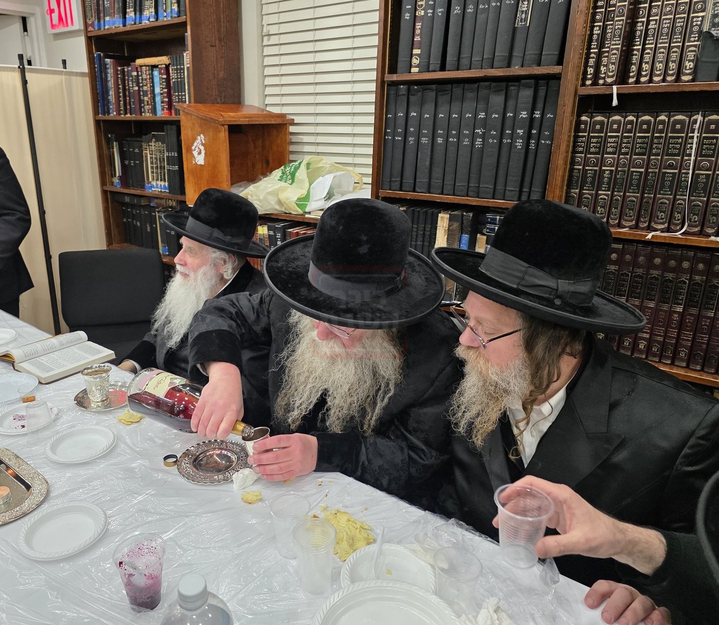 האדמו"ר מקוזמיר בטיש משותף עם האדמו"ר ממודז'יץ פלעטבוש